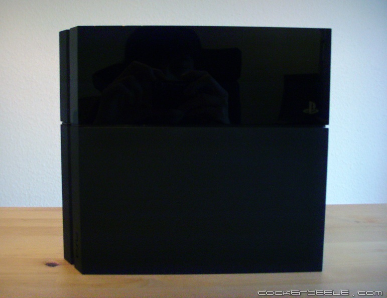playstation4_stehend_rechte_seite.jpg