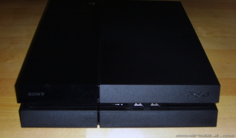 ps4_vorne_schraeg_oben.jpg